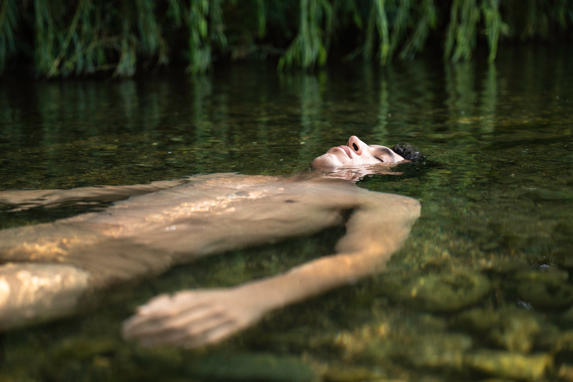 Persona flotando en el agua